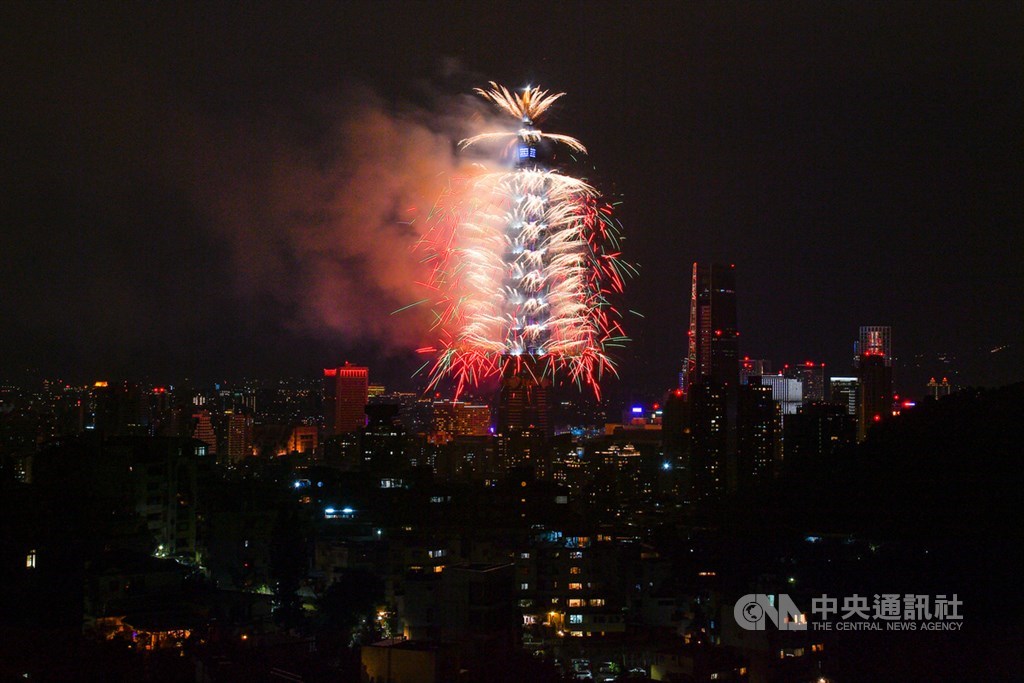台北101跨年煙火秀1日零時盛大登場，這次跨年煙火主題是「愛」，時間長達300秒，共分5章節，絢爛奪目的煙火點亮夜空，令人目不暇給。中央社記者鄭清元攝　110年1月1日
