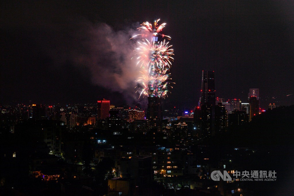 台北101跨年煙火秀是每年迎新倒數的重頭戲，2021年跨年煙火以「愛」為主題，整合燈光、音樂、點燈和煙火，做全方位串聯與表演，陪伴民眾迎接嶄新一年。中央社記者鄭清元攝　110年1月1日