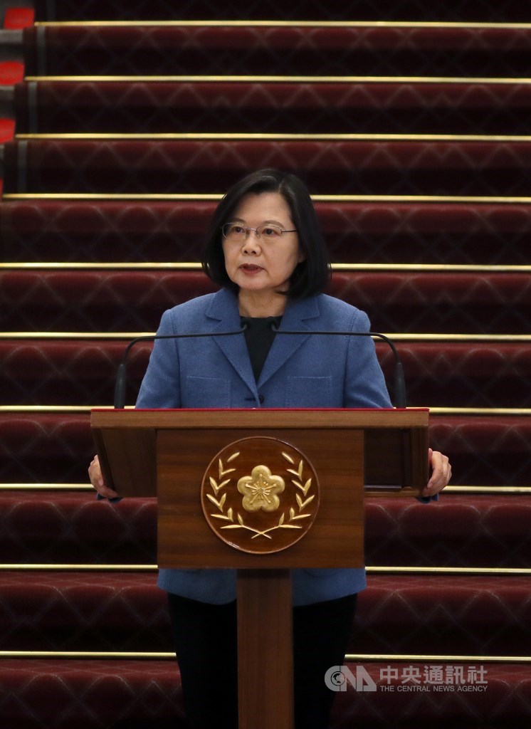 總統蔡英文(圖)1日在總統府發表2021年新年談話,特地用英語向全球觀眾表達謝意說,台灣很自豪能和國際社會並肩對抗武漢肺炎疫情帶來的挑戰,並一再展現「台灣可以幫忙」。中央社記者裴禛攝 110年1月1日