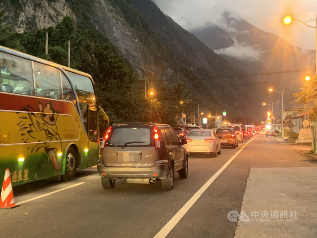 元旦連假第2天,蘇花路廊(蘇花公路改善路段與蘇花公路)2日下午4時湧現北返車潮,花蓮崇德路段車多緩慢,時速約30公里。(新城警分局提供)中央社記者張祈傳真 110年1月2日