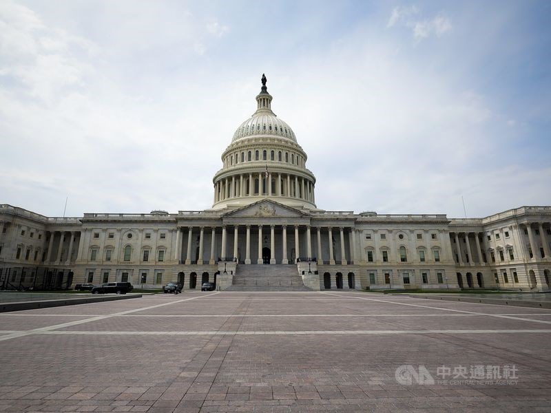 美國聯邦眾議院13日通過對總統川普的彈劾,由於彈劾需參議院2/3參議員同意,要通過不容易。圖為美國國會大廈外觀。(中央社檔案照片)