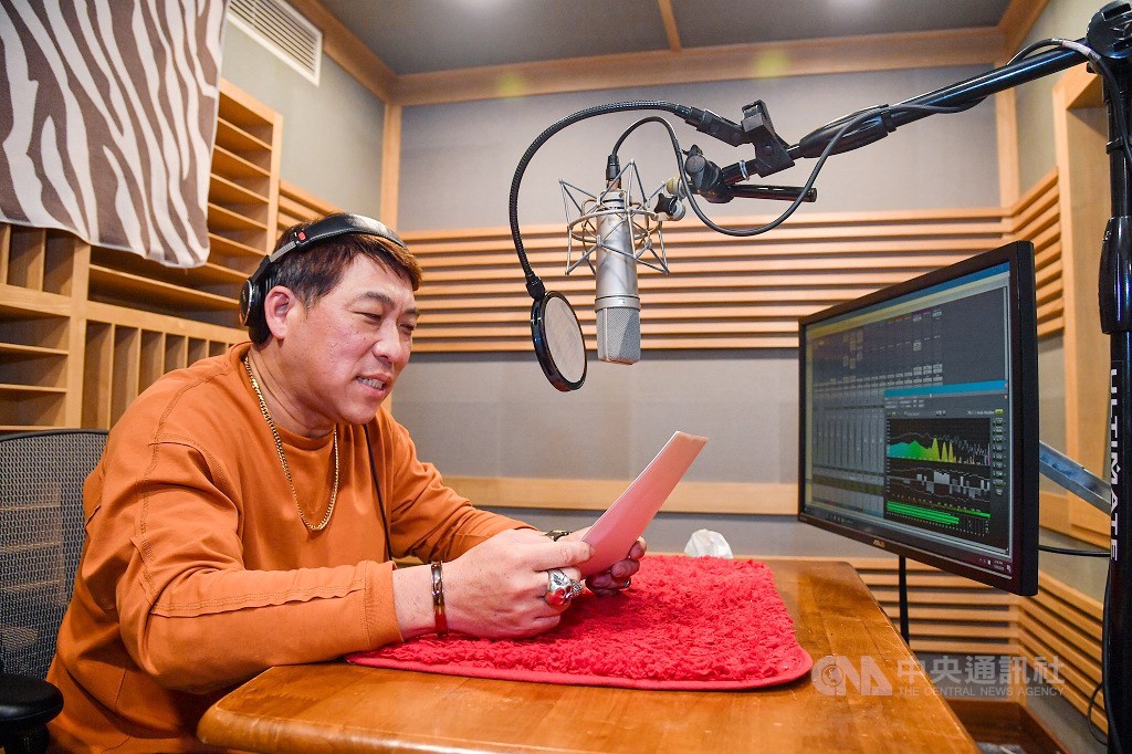 配音員得一心多用,頭腦、眼睛、耳朵、嘴巴同時運作,若是節奏沒抓好,就會手忙腳亂。