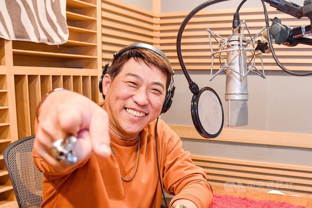 在配音界闖蕩逾30年的曹冀魯,講話速度像子彈,隨手拿起台詞腳本,劈哩啪啦不用潤稿就能直接上場。(中央社記者鄭清元攝)
