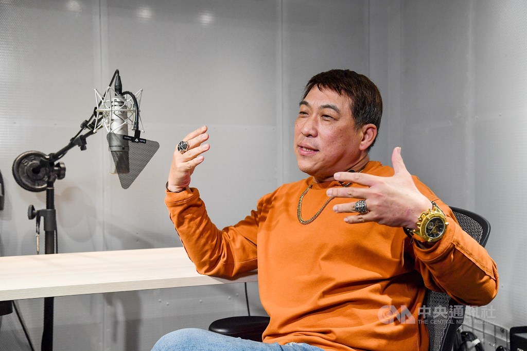 曹冀魯直言,薑真的是老的辣,累積20、30年的配音經驗,在時下預算有限的市場,業主還是習慣找老師傅,快狠準又有品質保證。