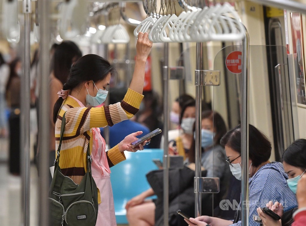 指揮中心3日表示標檢局將啟動相關抽檢、購樣計畫,若彩色口罩檢出有害物質,可依消保法開罰最高150萬元。圖為民眾搭乘台北捷運戴口罩。中央社記者鄭清元攝 109年11月18日