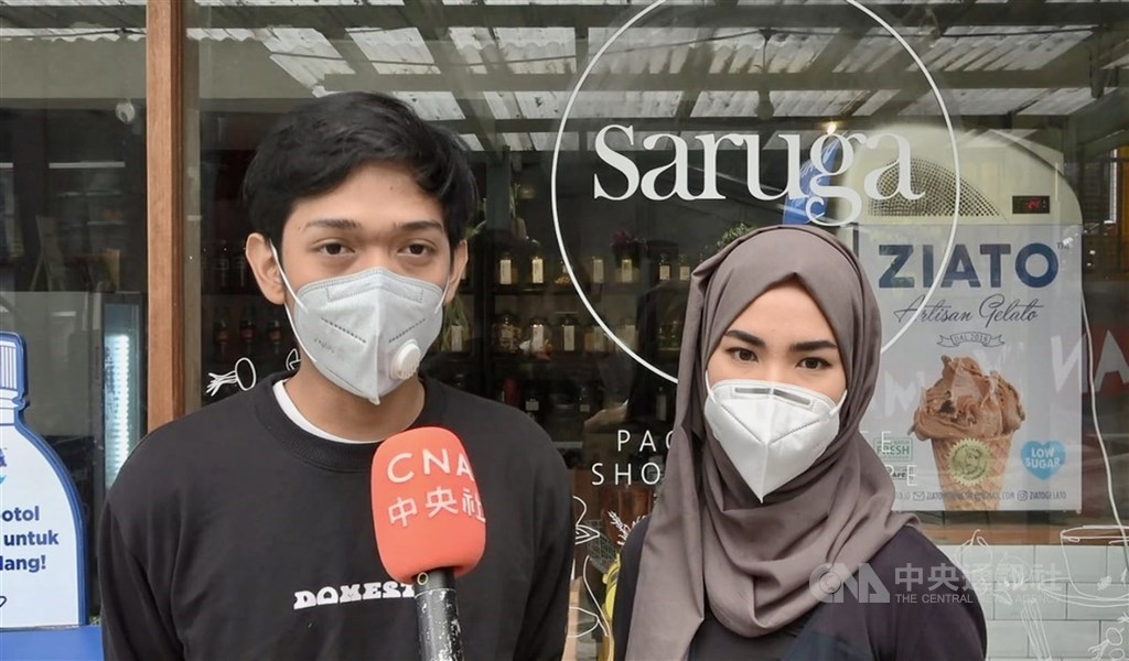 雅加達首家無包裝商店Suraga社群媒體經理威爾丹(左)說,Saruga行銷的不是產品,而是教育消費者透過消費,落實環境友善理念。圖攝於109年12月13日。中央社記者石秀娟雅加達攝 110年1月3日