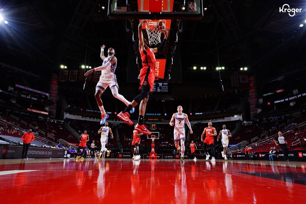 NBA火箭(紅衣)2日靠沃爾收下全場最高的28分、6助攻、3抄截,以102比94獲勝,連兩戰擊敗國王。(圖取自twitter.com/houstonrockets)