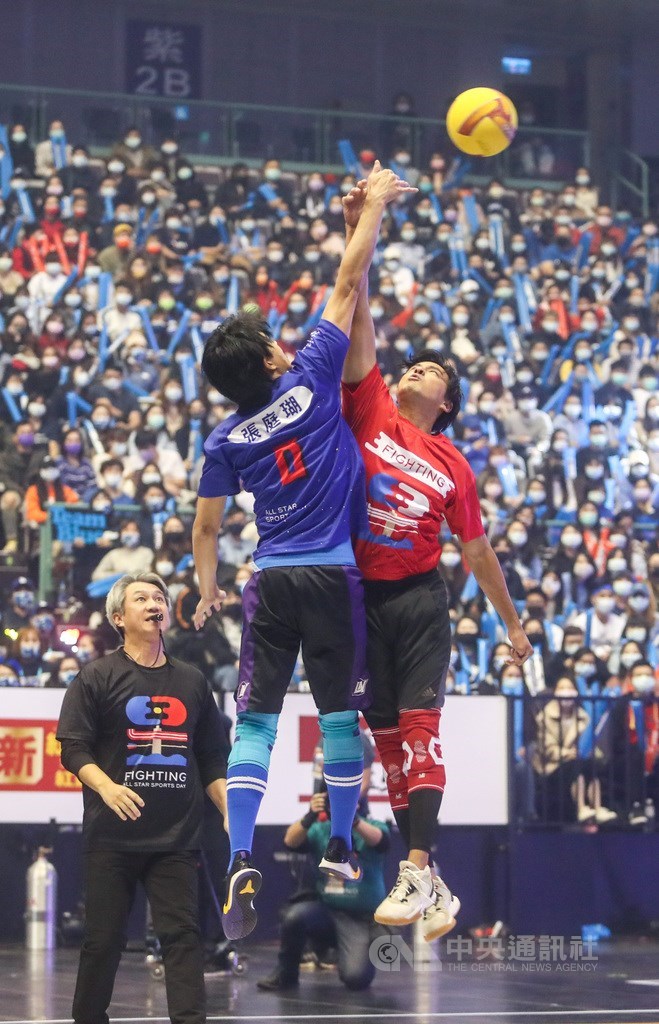 運動實境節目「全明星運動會」3日在台北小巨蛋舉辦「巨蛋旗艦演唱會」,集結多名藝人選手同場競技,首場賽事以躲避球競賽開場。中央社記者裴禛攝 110年1月3日
