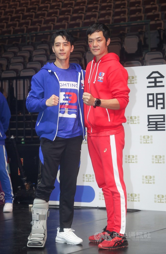 運動實境節目「全明星運動會」3日在台北小巨蛋舉辦「巨蛋旗艦演唱會」,紅隊隊長姚元浩(右)與藍隊隊長胡宇威(左)帶領多名藝人選手同場競技。中央社記者裴禛攝 110年1月3日