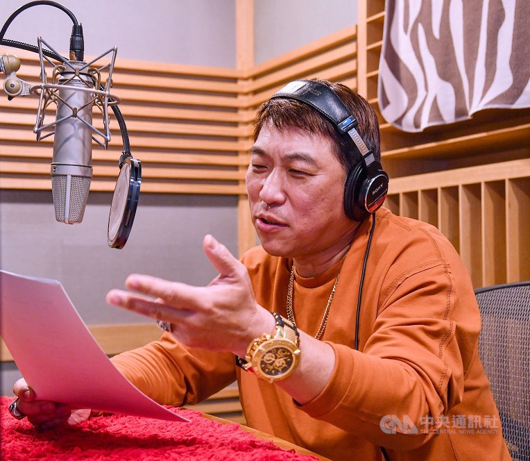 資歷逾30年的曹冀魯,隨手拿起台詞腳本就能上場,行雲流水的配音功夫,靠的就是多年不間斷的訓練與經驗。