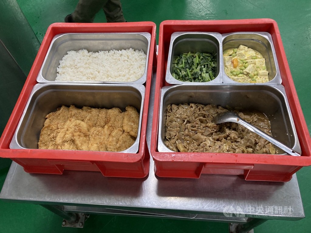 台北市政府教育局4日表示,將在半年內完成共832場次的學校中央廚房等校園肉品專案查核,加上例行的聯合查核,共877場次,確保學生吃到國產豬。中央社記者陳昱婷攝 110年1月4日