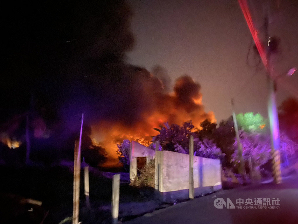 高雄市岡山區、橋頭區4日晚間接連發生火警,所幸2起火警無人員受傷受困,不過造成空氣污染,高市環保局已蒐證將開罰。(高市消防局提供)中央社記者王淑芬傳真 110年1月4日