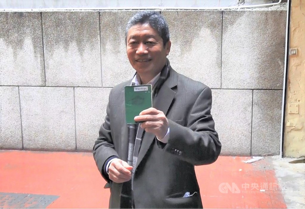 世界各地登記擁有投票資格的8萬藏人,3日在印度與世界各地投票選舉西藏流亡政府司政和新一屆流亡議會議員,但必須攜帶西藏流亡政府核發的身分證件。圖為達賴喇嘛駐新德里辦公室代表仲瓊歐珠持證件投票。中央社記者康世人新德里攝 110年1月3日