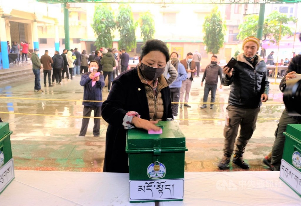 唯一女性角逐西藏流亡政府司政的前西藏流亡議會副議長卓瑪嘉日,3日中午到新德里西藏村的藏人學校內投票站投票,她期待台灣與西藏人民合作。中央社記者康世人新德里攝 110年1月3日