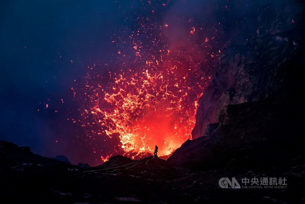 英國自然科學紀錄片「完美星球」(A Perfect Planet )為拍攝火山樣貌,前往萬那杜塔納島亞蘇爾山火山。(BBC Studio提供)中央社記者葉冠吟傳真 110年1月4日