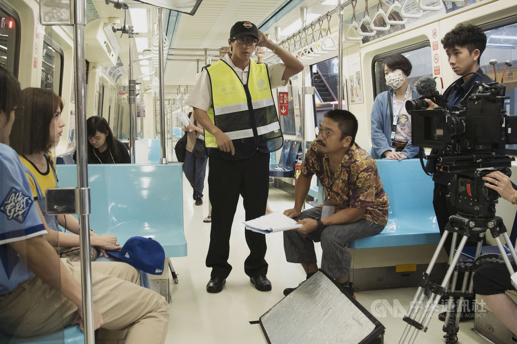 喜劇「戒指流浪記」以台北地景為基底,每集主場景設定一個捷運站及其周邊,凸顯台北各隅景色,其中戒指遺失戲碼就發生在捷運車廂中。(HBO Asia提供)中央社記者葉冠吟傳真 110年1月4日