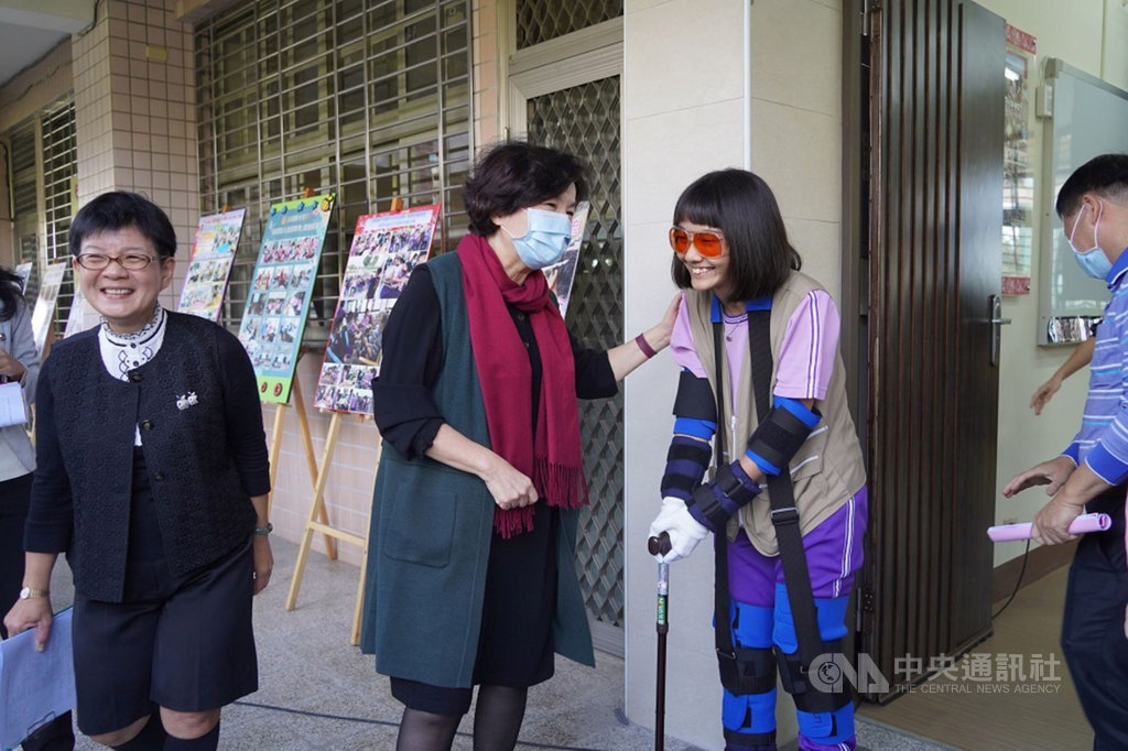 屏東縣政府在竹田國中設置全國第一間長照體驗空間教室,4日揭幕啟用,提供縣內高國中小學生進行長照設施體驗,並協助辦理長照相關研習。(屏東縣政府提供)中央社記者郭芷瑄傳真 110年1月4日