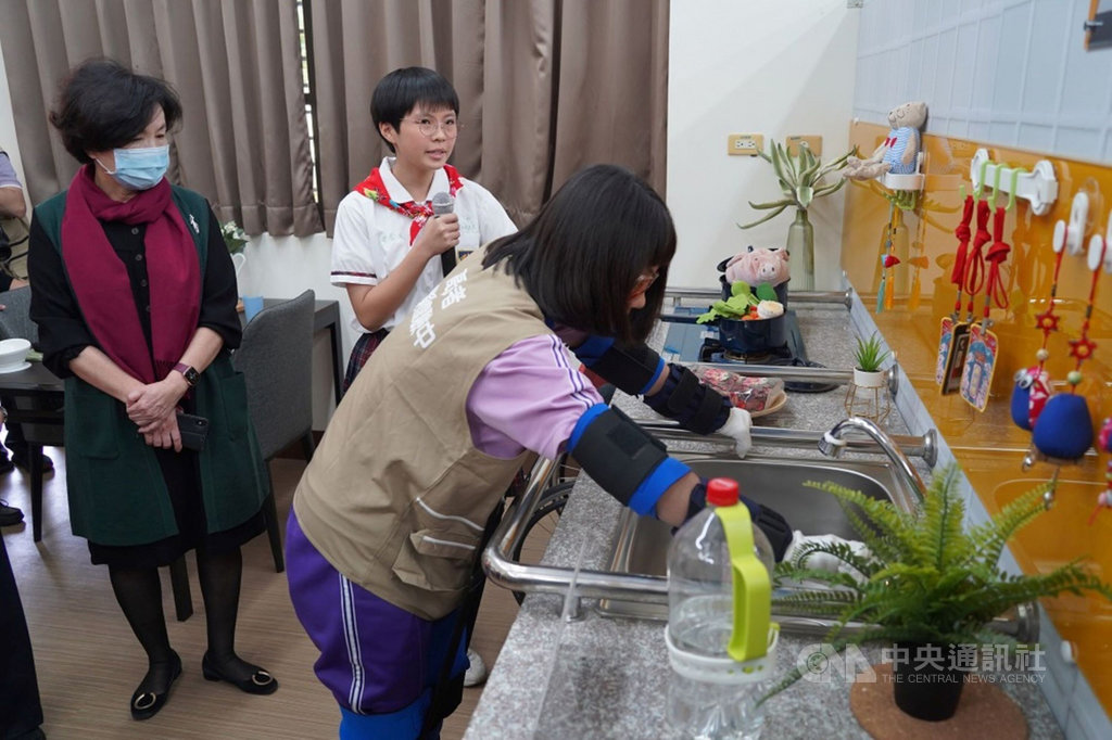 屏東縣政府在竹田國中設置全國第一間長照體驗空間教室,4日揭幕啟用,教室內有各種長照設施,讓學生體驗被照顧者的不便,學習同理心,也希望帶動、培訓更多相關人才投入長照。(屏東縣政府提供)中央社記者郭芷瑄傳真 110年1月4日