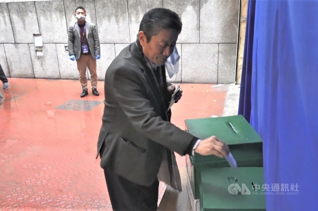 角逐西藏流亡政府司政的達賴喇嘛駐新德里辦公室代表仲瓊歐珠,3日上午到設在達賴喇嘛駐新德里辦公室外的投票站投票,他希望新的西藏流亡政府與台灣合作。中央社記者康世人新德里攝 110年1月3日