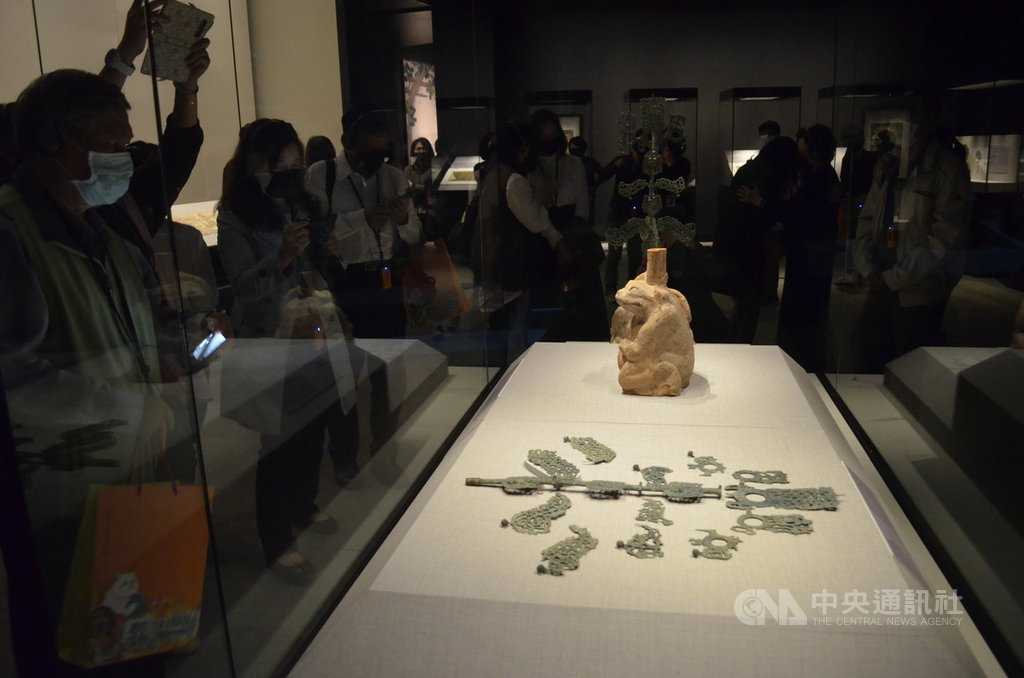 故宮南院舉辦「樹:從信仰到抒情」特展,向國立歷史博物館借展東漢出土文物搖錢樹,呈現古人求財及想升仙的欲望。中央社記者蔡智明攝 110年1月4日