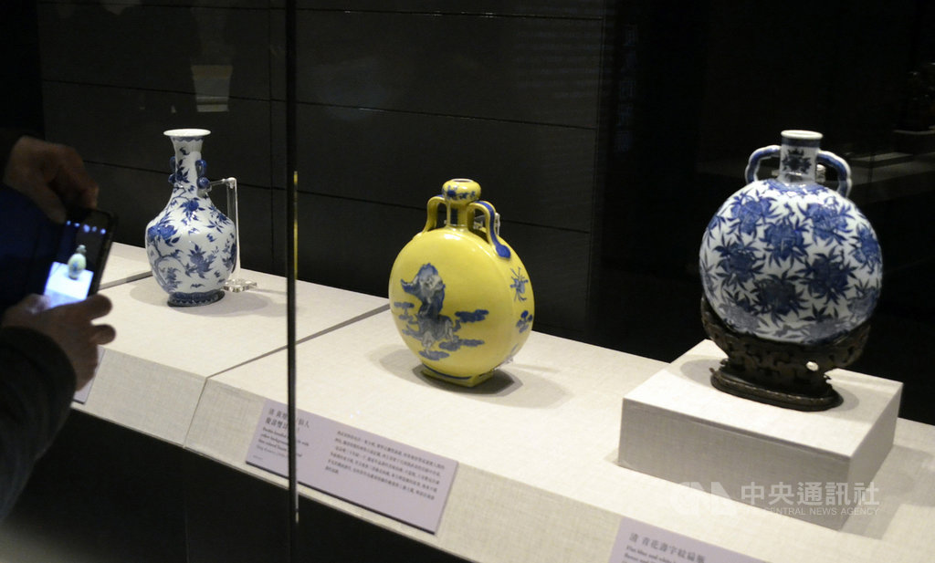 故宮南院舉辦「樹:從信仰到抒情」特展,展出各博物館百餘件有關樹的收藏。圖為青花瓷上彩繪樹的圖樣。中央社記者蔡智明攝 110年1月4日