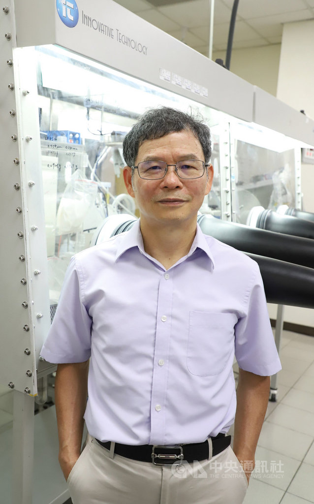 台灣科技大學教授黃炳照透過同步輻射臨場光譜技術,有效了解電池運作細節,對電池未來發展有重大影響,獲德國「宏博研究獎」。(台科大提供)中央社記者許秩維傳真 110年1月4日