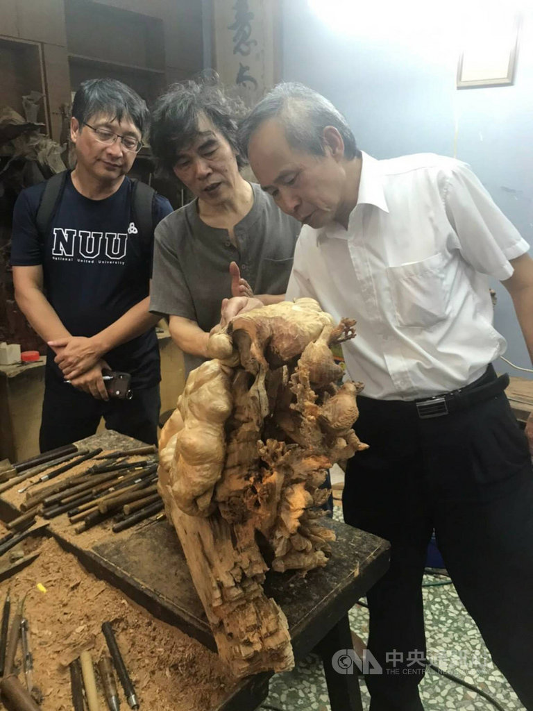 苗栗縣政府文化觀光局4日表示,苗栗縣文資審議委員會審議通過新增「三義木雕」為縣內傳統工藝類無形文化資產,並指定木雕創作40餘年的木雕師賴永發(中)為保存者。(苗栗縣文化觀光局提供)中央社記者管瑞平傳真 110年1月4日