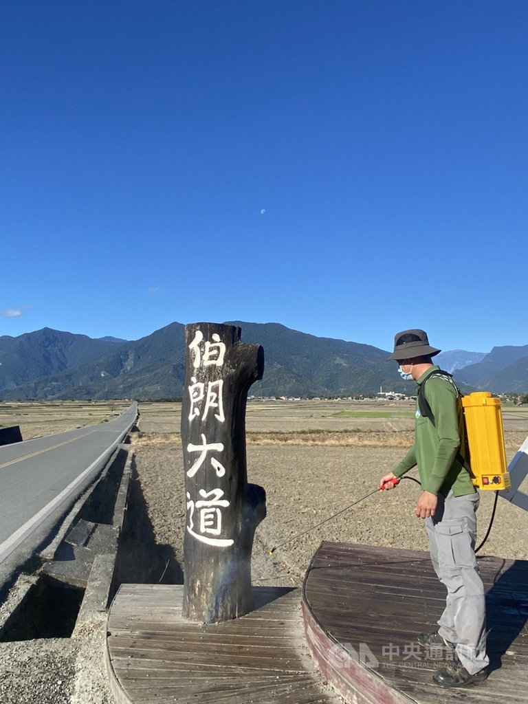 藝人張惠妹返鄉跨年演唱會加上元旦3天連假,台東湧入約45萬人次,因應防疫,4日台東縣展開全縣大消毒。縣府指出,疫情結束前,都會維持連假前後全縣大消毒,請鄉親及遊客好好探索台東。(台東縣政府提供)中央社記者盧太城台東傳真 110年1月4日