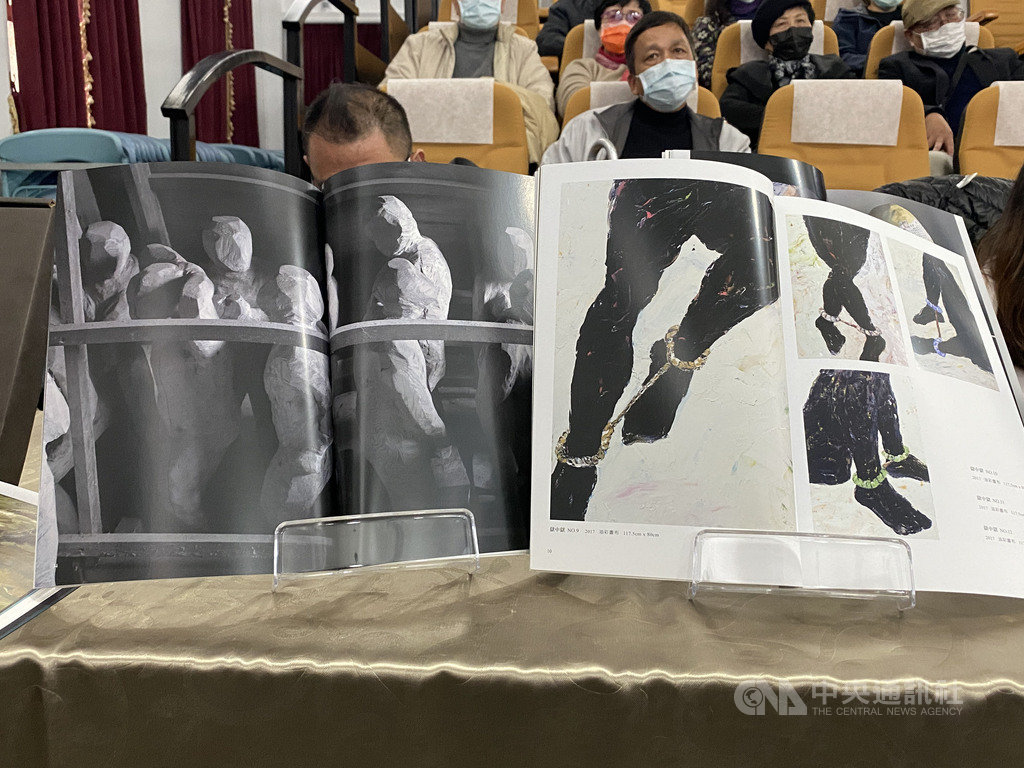 政治受難者陳武鎮5日推出新畫冊「囚」,希望能以鮮明的視覺意象,呈現二二八事件與白色恐怖,畫冊內容可見政治受難者當年被迫戴上手銬、腳鐐的模樣。中央社記者陳秉弘攝 110年1月5日