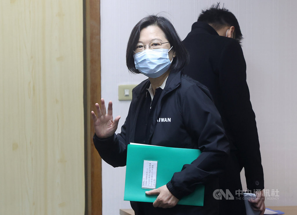 民進黨6日下午在中央黨部舉行中常會,兼任黨主席的總統蔡英文(前)進入會場前向媒體揮手致意。中央社記者鄭傑文攝 110年1月6日