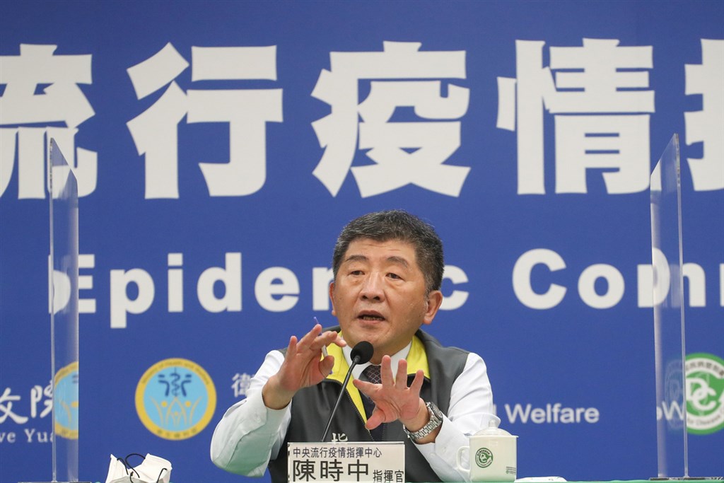 指揮中心專家諮詢小組擬定新版武漢肺炎確診解隔離條件,只要1次陰性加1 次核酸檢驗Ct值34以上,或連續2次Ct值34以上就可解除隔離。指揮官陳時中(圖)表示,新制上路後,以此標準解隔離者若出院回家,仍要加強自主健康管理。(中央社檔案照片)