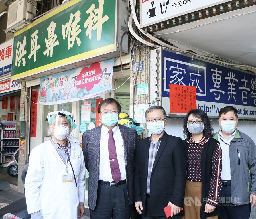 國際醫院聯盟(IHF)表彰傑出防疫貢獻者,全球只有2 家診所獲得此獎,其中之一是位在台北市北投區的洪耳鼻喉科診所,讓台灣防疫成績再受國際矚目。(醫師公會全國聯合會理事長邱泰源提供)中央社記者陳偉婷傳真 110年1月6日