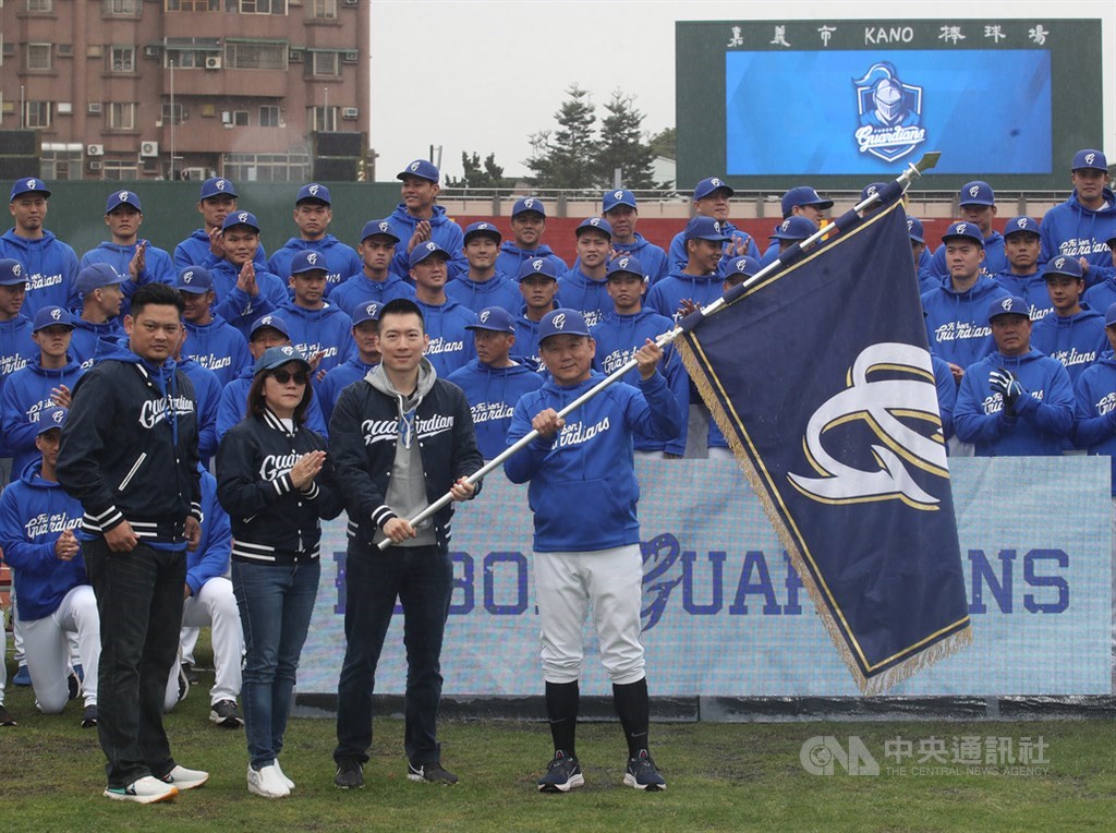 中職富邦悍將今年將春訓場地移至嘉義市,7日開訓,喊出FIGHT ON作為年度口號,正式展開春訓備戰新賽季,領隊蔡承儒(前右2)將隊旗交給總教練洪一中(前右)。中央社記者張新偉攝 110年1月7日