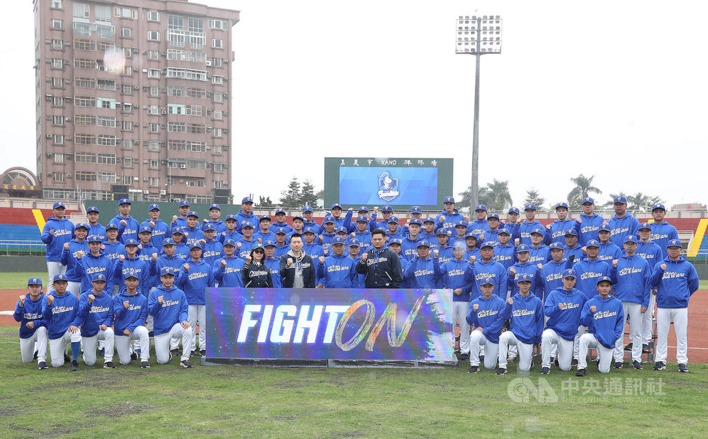 中職富邦悍將今年將春訓場地移至嘉義市,7日開訓,喊出FIGHT ON作為年度口號,正式展開春訓備戰新賽季,要在中職32年「強悍出擊」,全隊在球場合影留念。中央社記者張新偉攝 110年1月7日