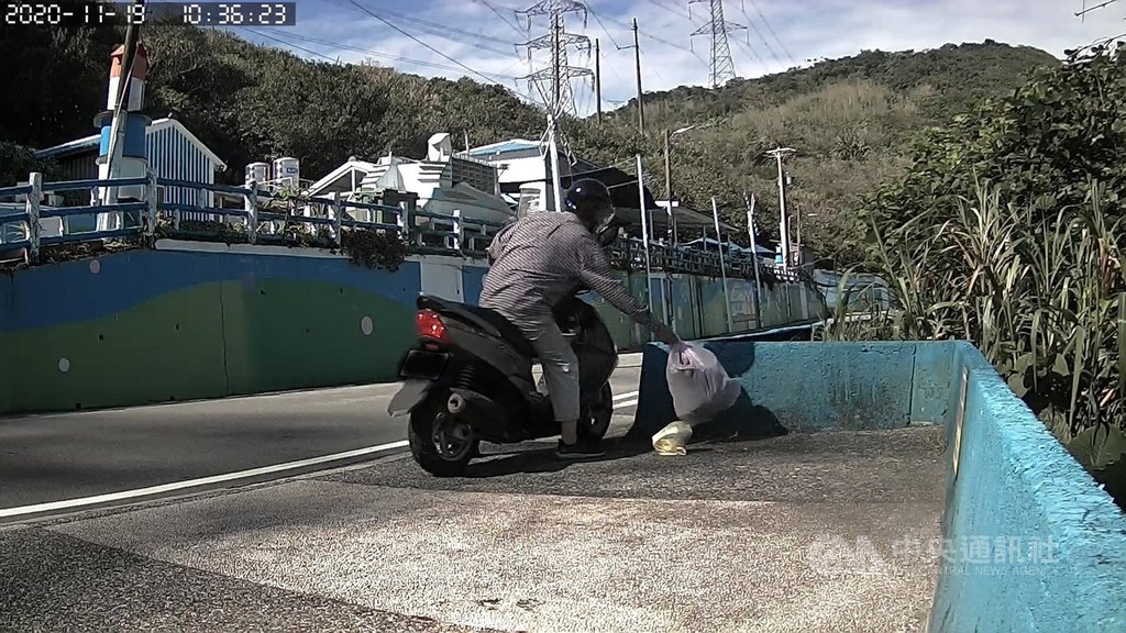 基隆外木山湖海路一處常有人亂丟垃圾,基隆市環保局7日表示,已在當地裝設移動式監視器,錄下違規亂丟垃圾行為並開罰,呼籲亂丟垃圾的民眾切莫認為不會被舉發到。(基隆市環保局提供)中央社記者沈如峰基隆傳真 110年1月7日