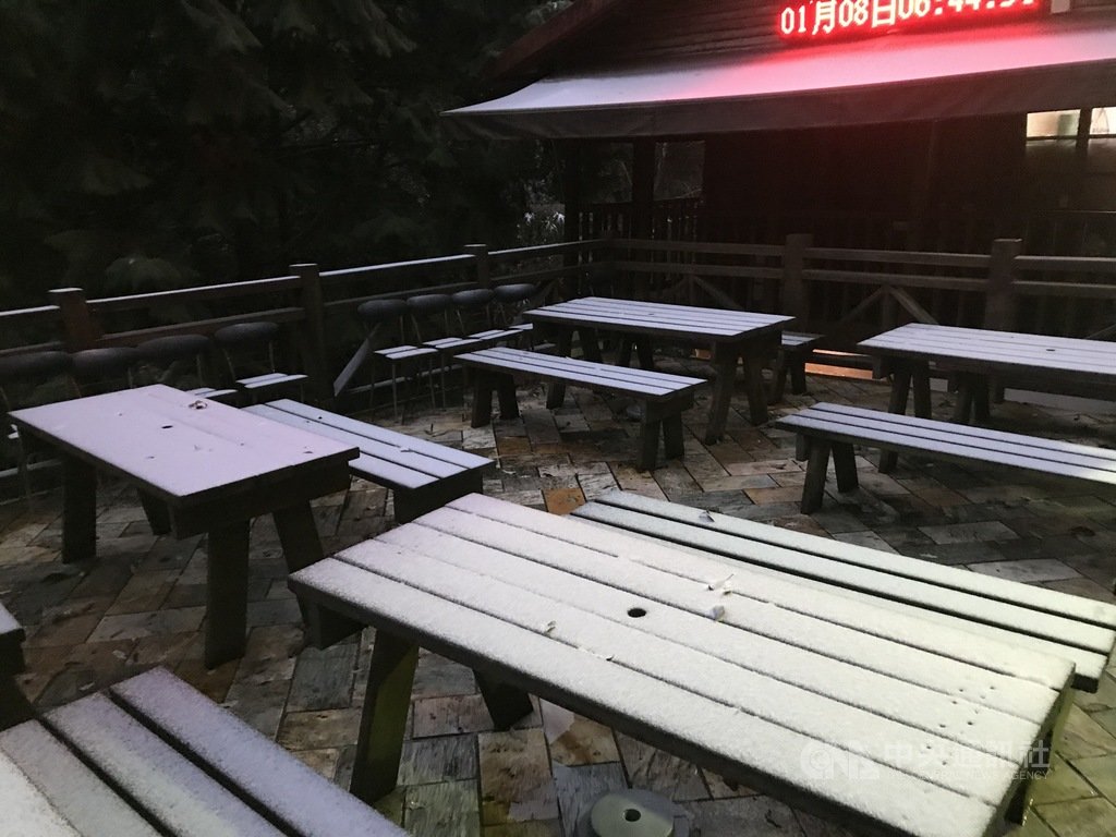 寒流來襲,拉拉山8日凌晨開始飄雪,巨木群步道內的桌椅被白色的雪霜覆蓋。(桃園市觀旅局提供)中央社記者葉臻傳真 110年1月8日