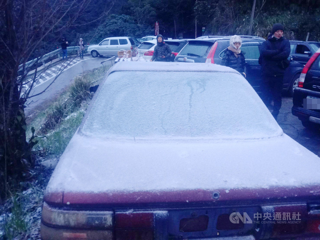 寒流襲台,拉拉山8日凌晨一度飄雪,但目前已無降雪情況,風景區入口的車輛覆蓋一層薄薄的積雪。(桃園市觀旅局提供)中央社記者葉臻傳真 110年1月8日