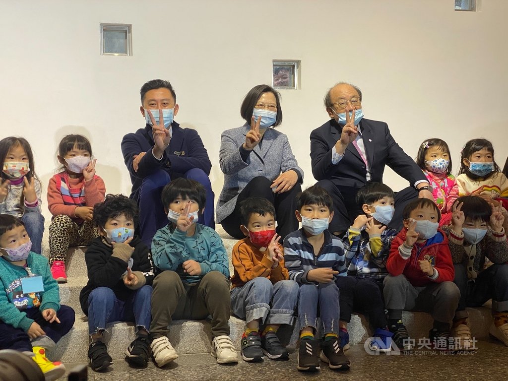 總統蔡英文(後排中)8日到新竹市三民國小視察學童營養午餐,並參觀剛完工啟用的三民國小附設幼兒園校舍,欣賞學生舞蹈與歌唱表演。中央社記者魯鋼駿攝 110年1月8日