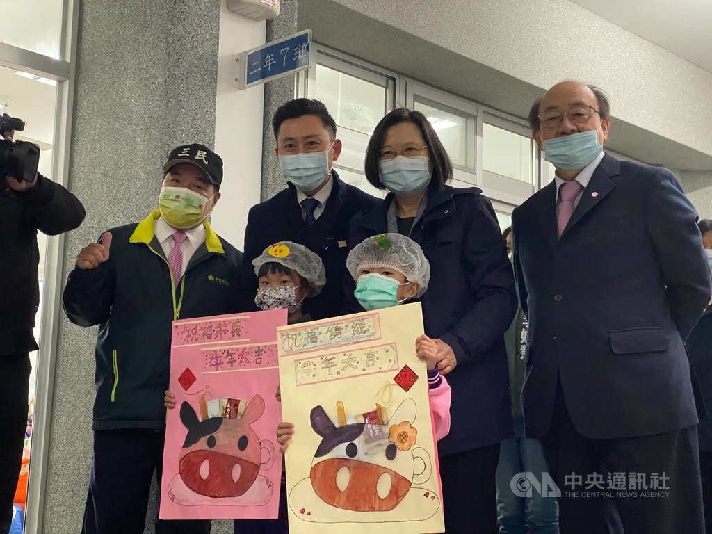 總統蔡英文(後右2)8日在新竹市長林智堅(後左2)、民進黨立法院黨團總召柯建銘(後右)等人陪同下,到新竹市三民國小視察學童營養午餐,並與小朋友合影。中央社記者魯鋼駿攝 110年1月8日
