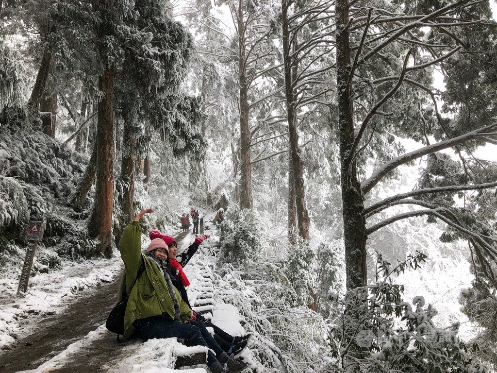 寒流襲台,宜蘭太平山國家森林遊樂區8日降雪,熱門景點見晴懷古步道化身夢幻銀白世界,吸引不少遊客造訪賞雪,並開心拍照留念。中央社記者王騰毅攝 110年1月8日