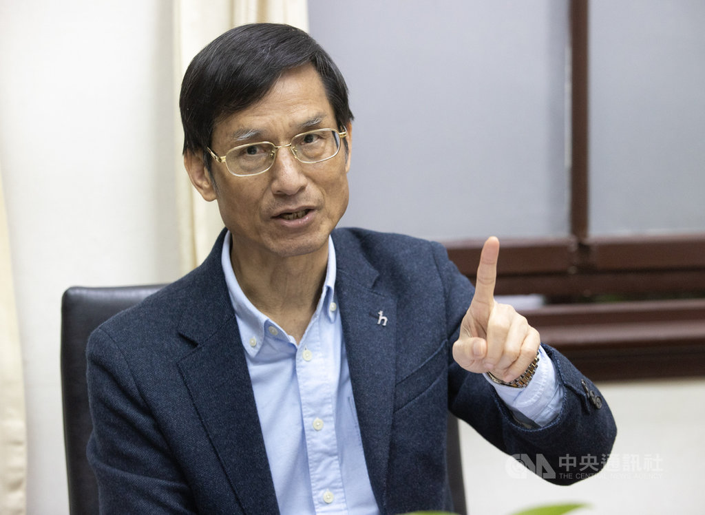 2020年台灣人口首度呈現負成長,談及政府的因應對策,行政院政務委員林萬億8日接受中央社專訪表示,政府不會仿效有些國家、縣市下猛藥,而會像歐盟國家提出長期對策,從提高托育公共化、提高育兒津貼補助、平衡工作和家庭等面向著手,降低父母養育孩子的負擔,提高生育誘因。中央社記者謝佳璋攝 110年1月8日