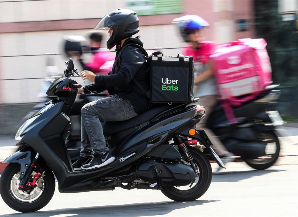 全聯本週宣布攜手Uber Eats,統一超也擬投資外送平台foodomo。專家分析,外送服務與消費者高度聯結也能取得消費情報,成為流通巨頭下個角力戰場。(中央社檔案照片)