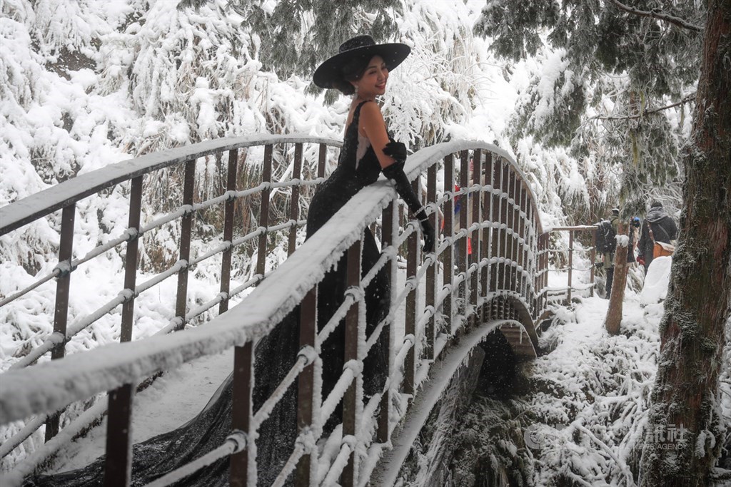 海拔約1900公尺高的太平山國家森林遊樂區7日晚間起因寒流下雪,吸引不少遊客來訪,有民眾8日特地到見晴古道拍照,一眼望去,宛如置身在銀白世界。中央社記者吳家昇攝 110年1月8日