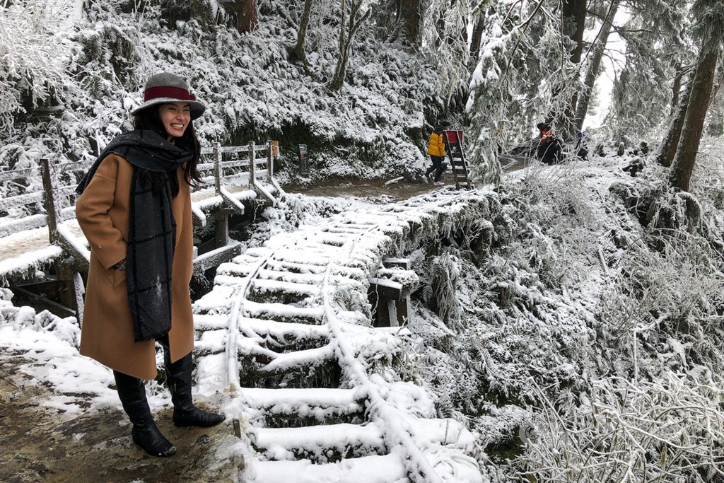 寒流襲台,宜蘭太平山國家森林遊樂區8日因積雪化身一片銀白夢幻世界,吸引不少遊客上山開心賞雪拍照。中央社記者王騰毅攝 110年1月8日