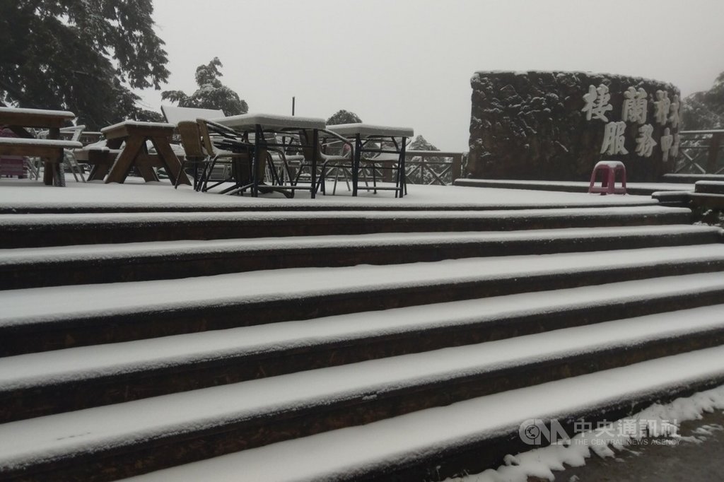 寒流來襲,海拔約1470公尺的宜蘭縣大同鄉棲蘭神木園區8日下雪,積雪至少3公分。(力麗馬告生態園區提供)中央社記者沈如峰宜蘭縣傳真 110年1月8日