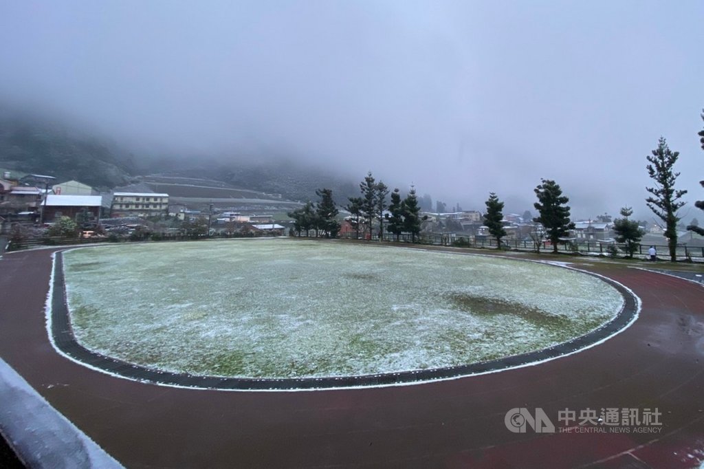 寒流來襲,海拔約1200公尺的宜蘭縣大同鄉南山地區8日也下雪,南山國小操場草地積雪約1公分。(南山國小提供)中央社記者沈如峰宜蘭縣傳真 110年1月8日