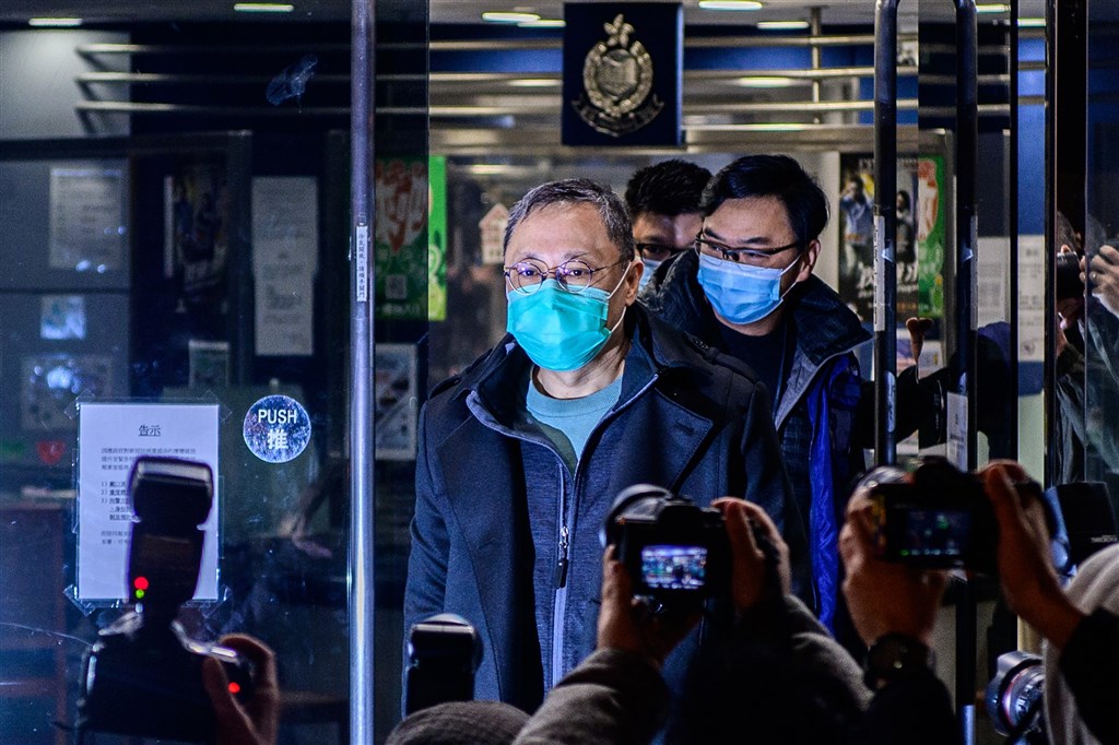 香港警方6日逮捕53名泛民主派人士引起國際關切,歐盟對外事務部及聯合國人權事務高級專員公署認為,「港區國安法」成為壓制異議者工具。圖為前香港大學法律學者戴耀廷(前中)7日晚間獲保釋。(法新社)