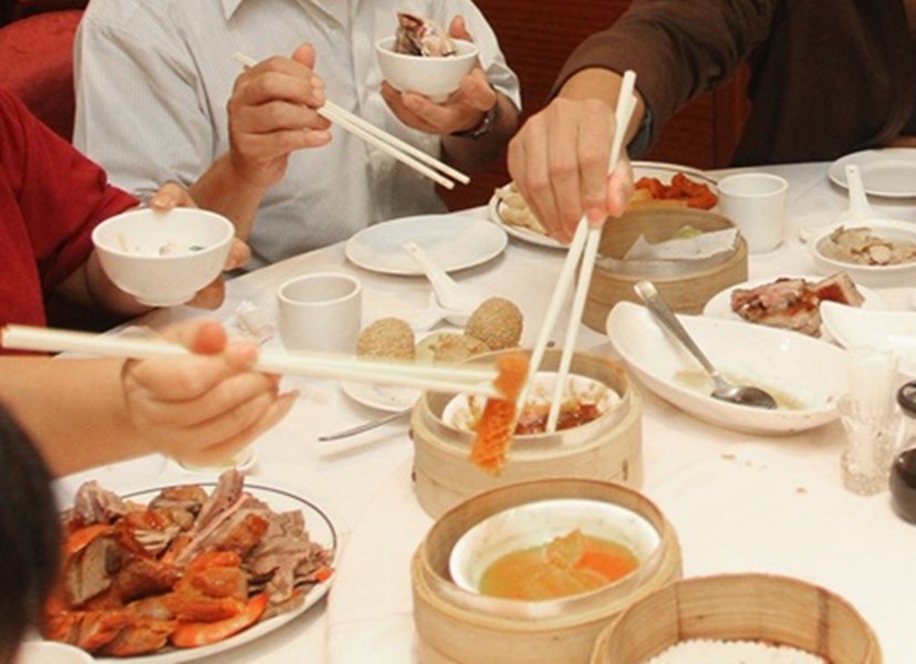 指揮中心明訂自主健康管理者禁止聚餐、聚會,也不可參加大型活動,到超商或超市須全程戴口罩,人潮過多應避免進入,違者最重可罰30萬元。(示意圖/中央社檔案照片)