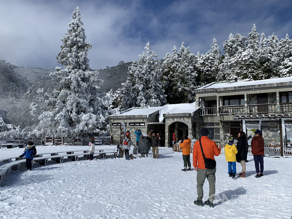 海拔約1900公尺高的太平山國家森林遊樂區9日雖未再降雪,但園區溫度仍在攝氏零度以下,積雪尚未消融,目前仍是一片銀白世界。(羅東林管處提供)中央社記者沈如峰宜蘭縣傳真 110年1月9日