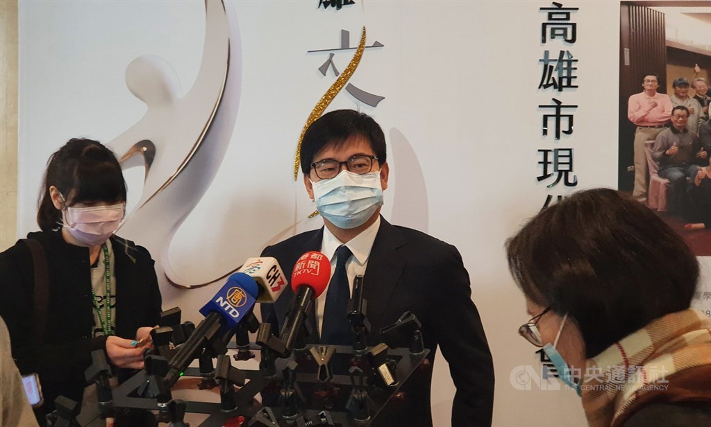 針對國民黨在全台展開「還我公投」、「反萊豬公投」第二階段連署活動,高雄市長陳其邁(中)9日下午受訪時表示,公投是公民權的行使,這部分表達尊重。中央社記者洪學廣攝 110年1月9日